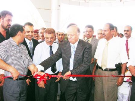 نائب الرئيس لدى افتتاحه احد المشاريع التنموية في عدن أمس